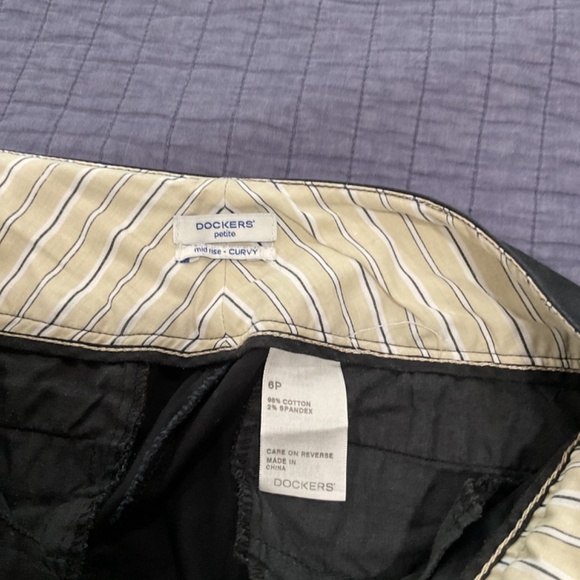 Dockers petite mid rise curvy capris size 6 - Picture 3 of 3